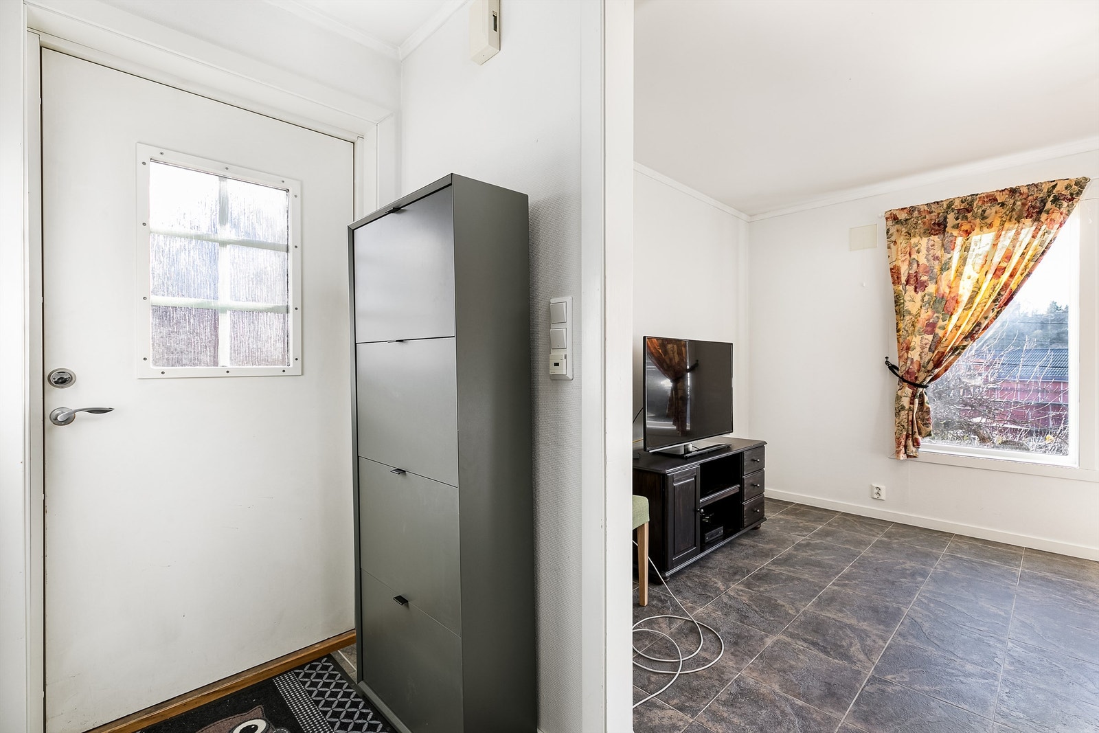 Alle rom i første etasje har flislagte gulv med varme. Galleribilde