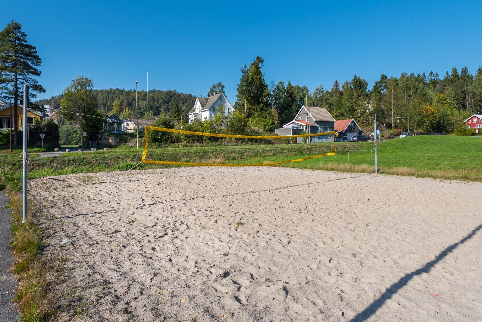 Sandvolleybane og ballbinge ved Frolands Menighetssenter Galleribilde