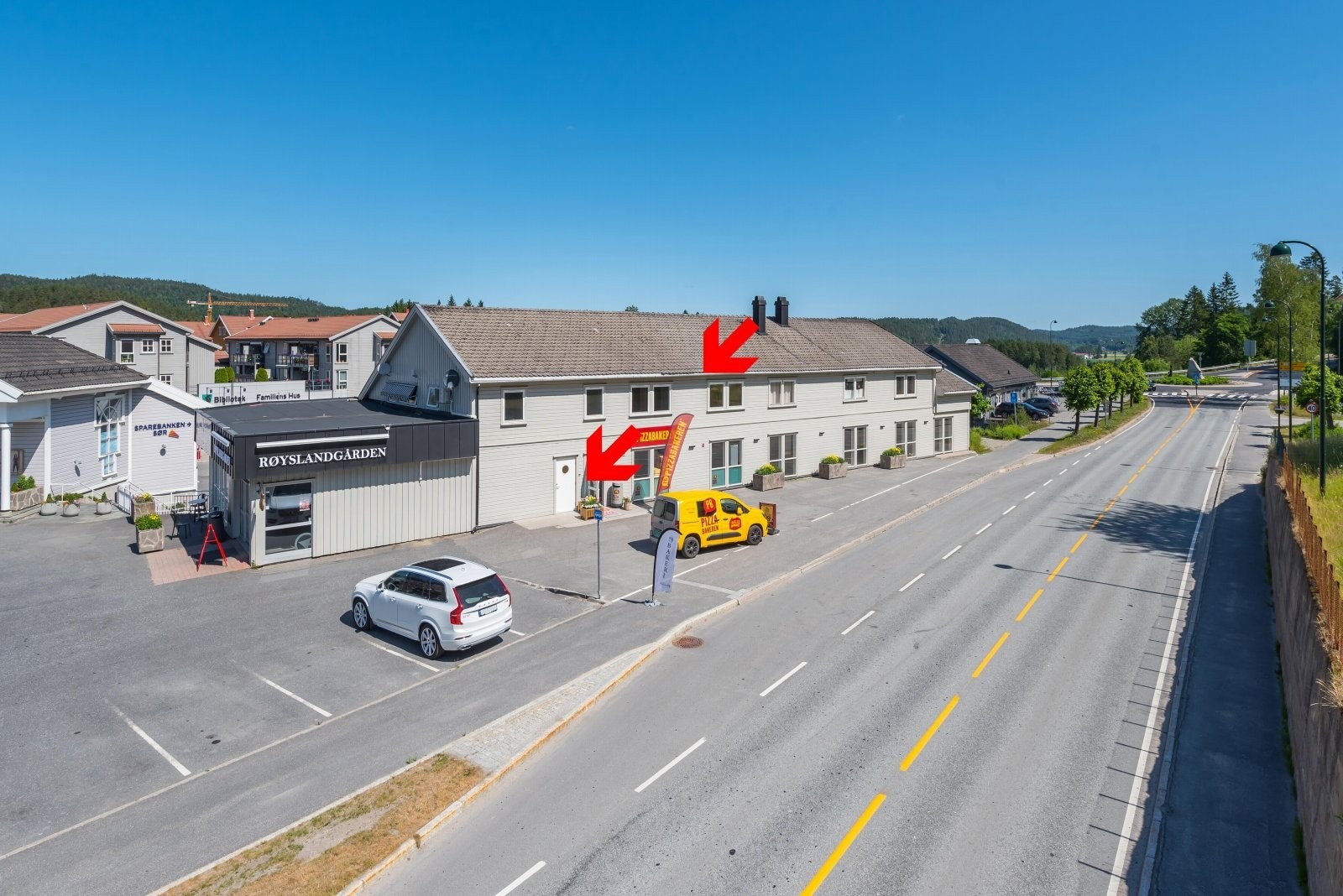 Inngangen til leiligheten er døren ved siden av inngangsdøren til Pizzabakeren. Galleribilde