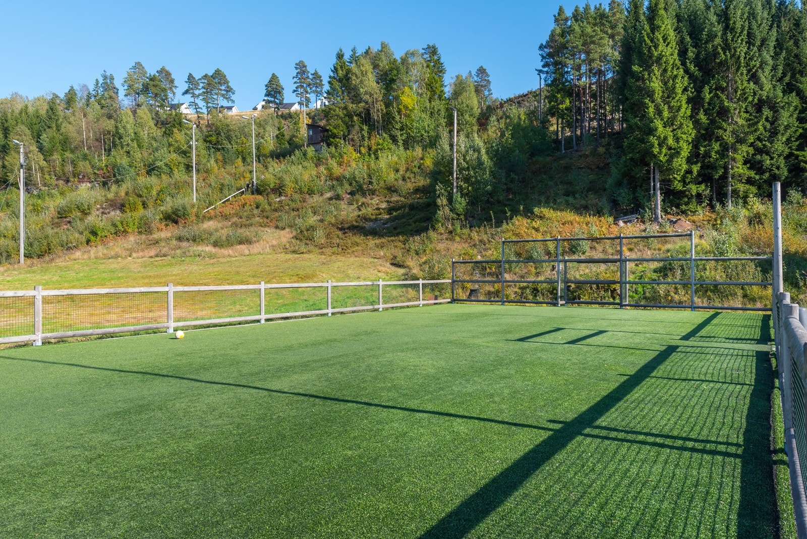 Sandvolleybane og ballbinge ved Frolands Menighetssenter Galleribilde