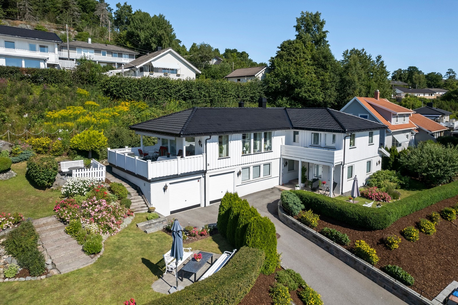Dette er en stor enebolig med pent opparbeidet tomt Galleribilde