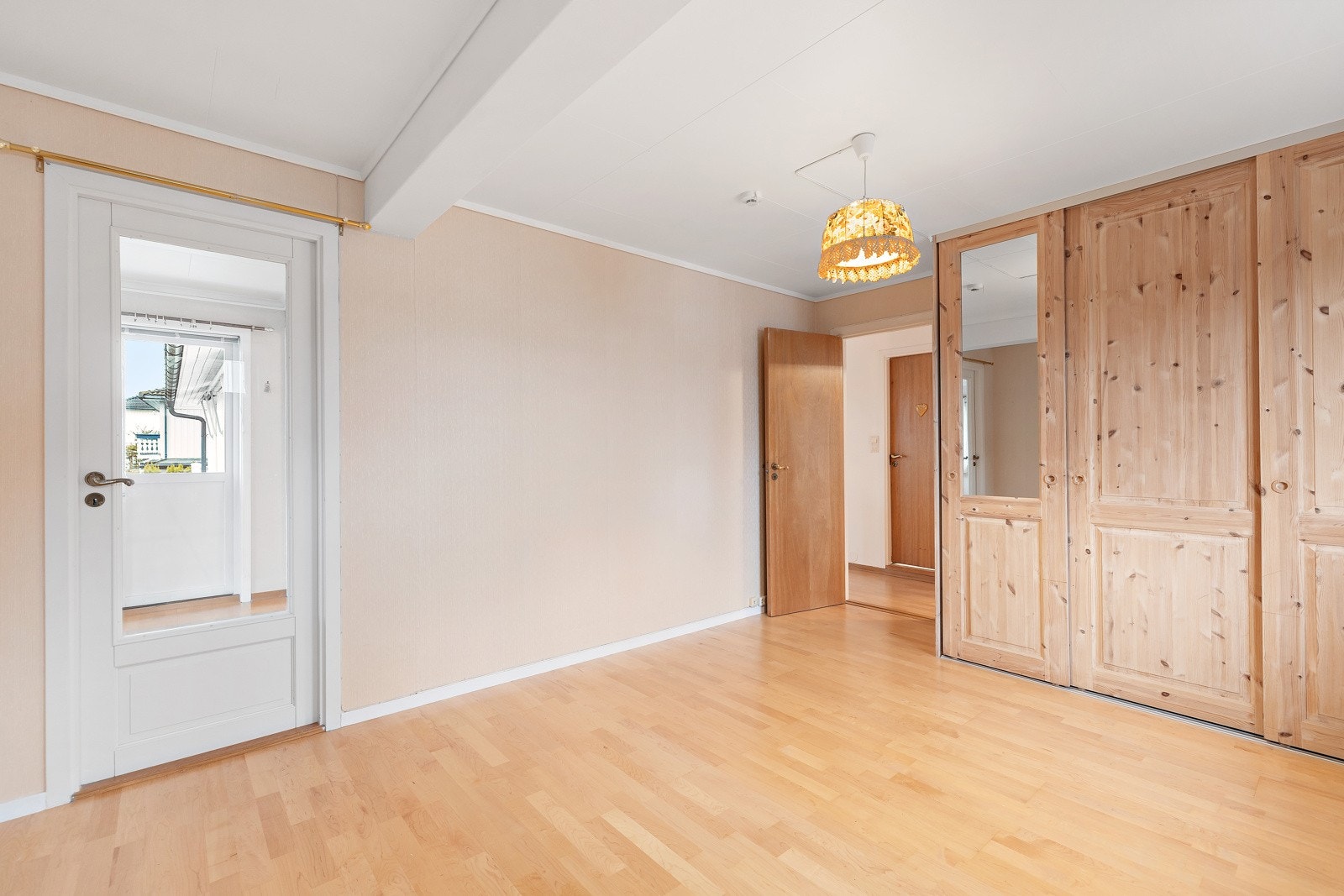 Soverom 1 med garderobeskap Galleribilde