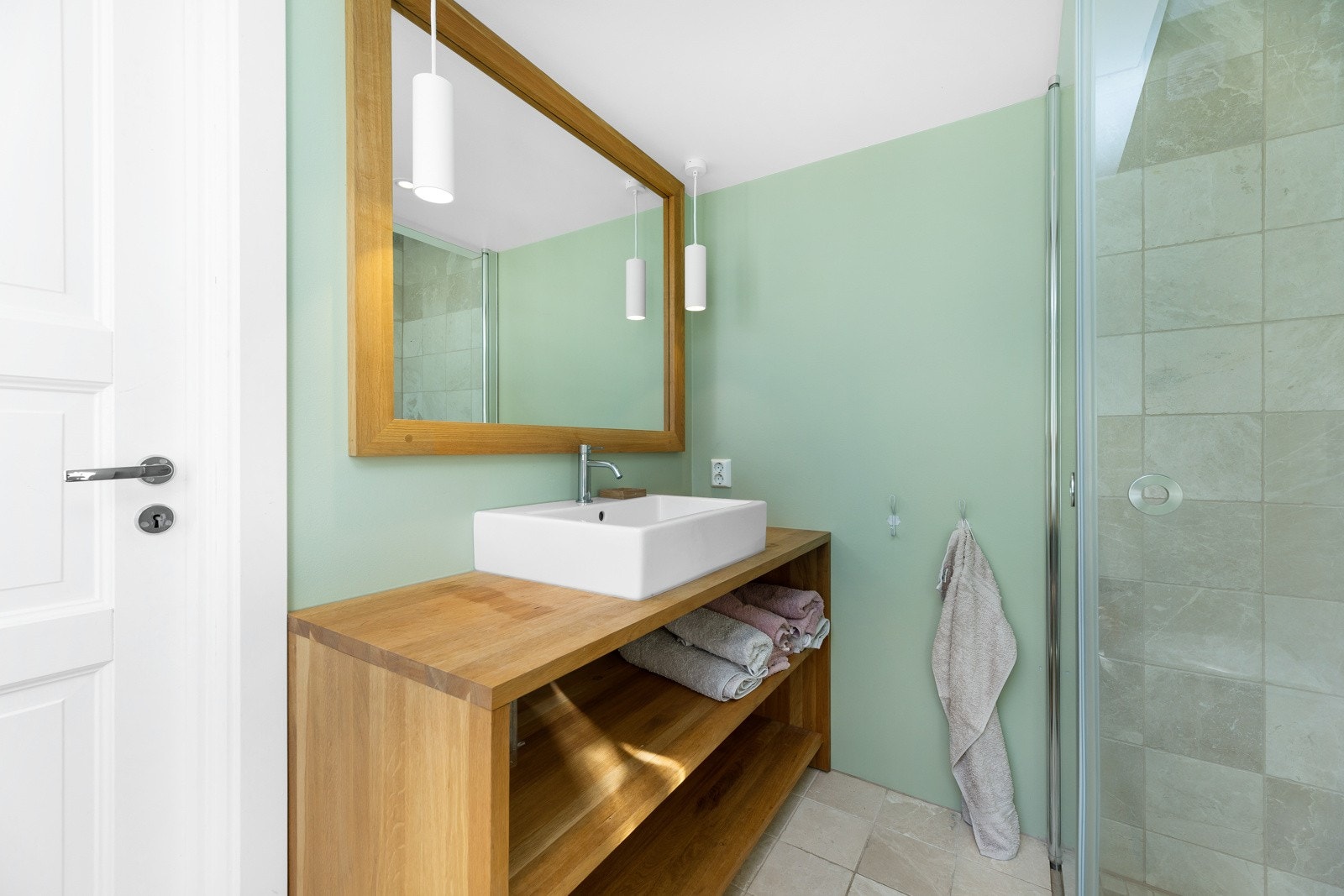 Bad hovedhytte med plassbygd interiør. Galleribilde