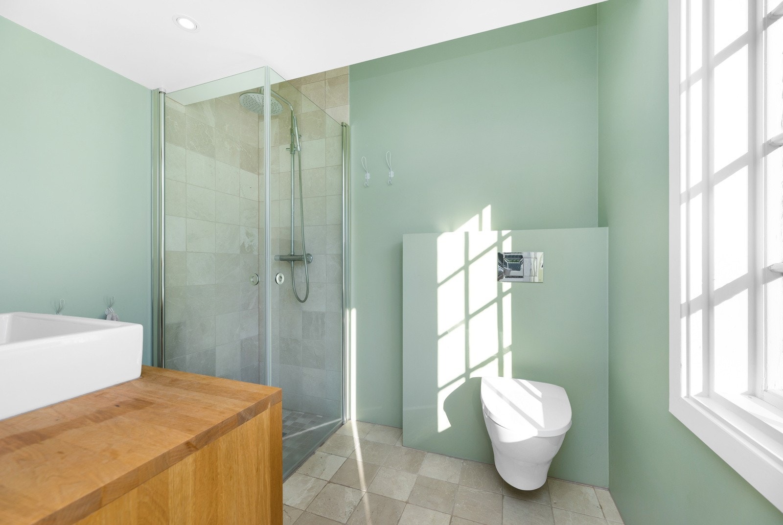 Bad hovedhytte med plassbygd interiør. Galleribilde