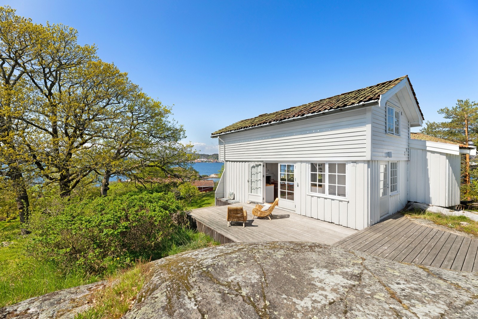 Hovedhytta med platting ut for kjøkken Galleribilde