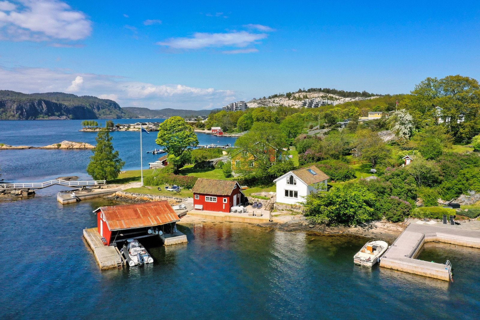 Sjøhusene med Kinabroen i bakgrunn Galleribilde