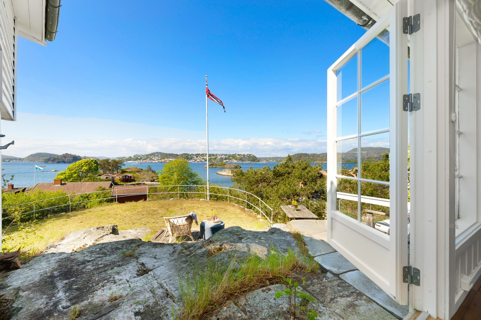Utgang fra stue til terreng med utsikt inn til Kragerø sentrum. Galleribilde