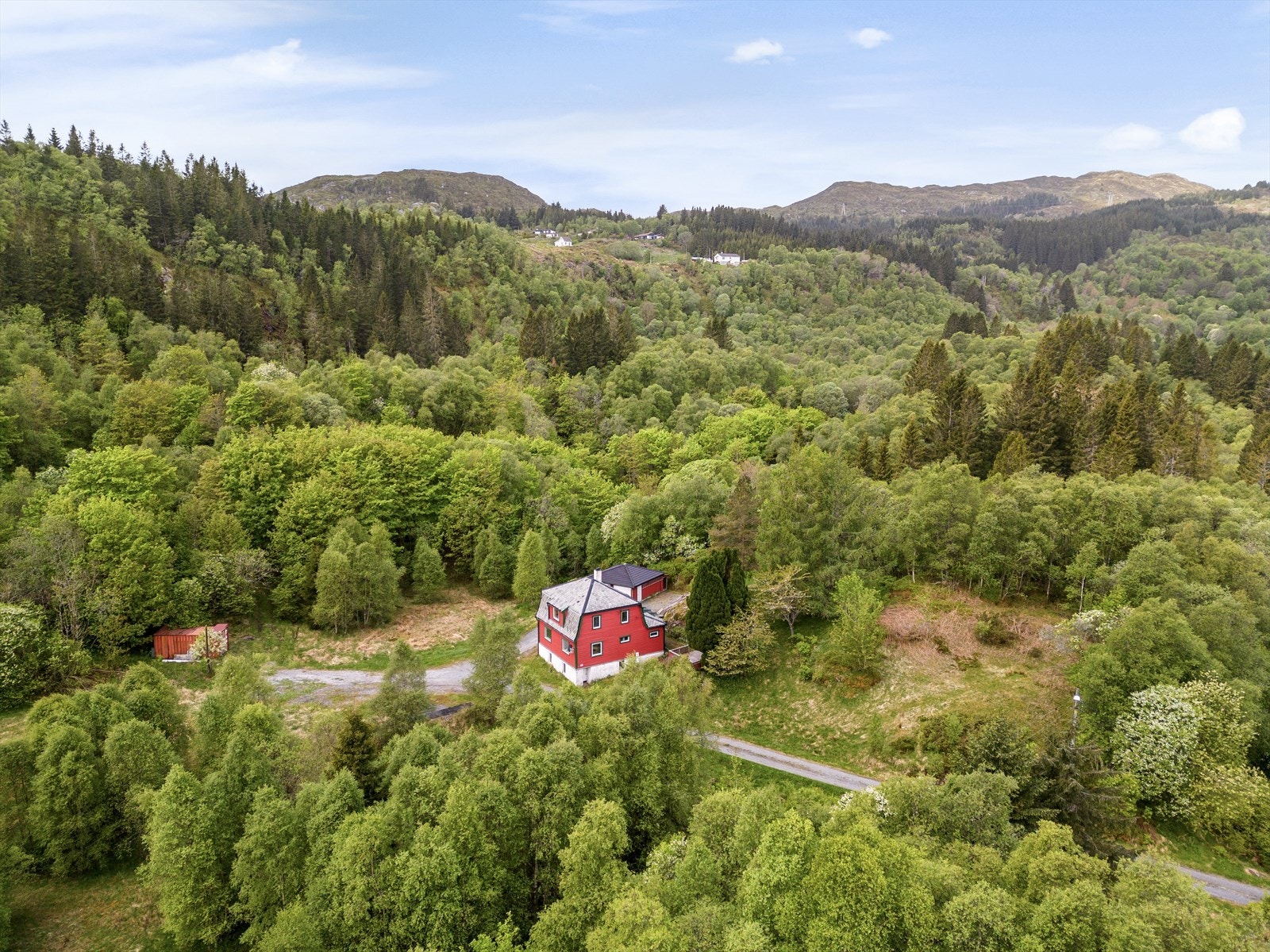 Eiendommen ligger fint til i enden av en blindvei øverst i Jonsterhaugen i naturskjønne omgivelser på Hylkje, i nordre del av Åsane Galleribilde