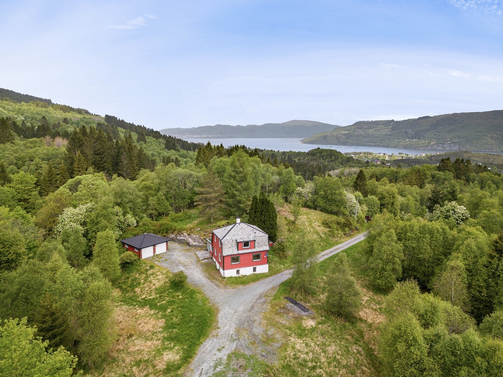 Områdene rundt består i hovedsak av skog, noe dyrket mark og godt spredt bebyggelse i form av eneboliger Galleribilde