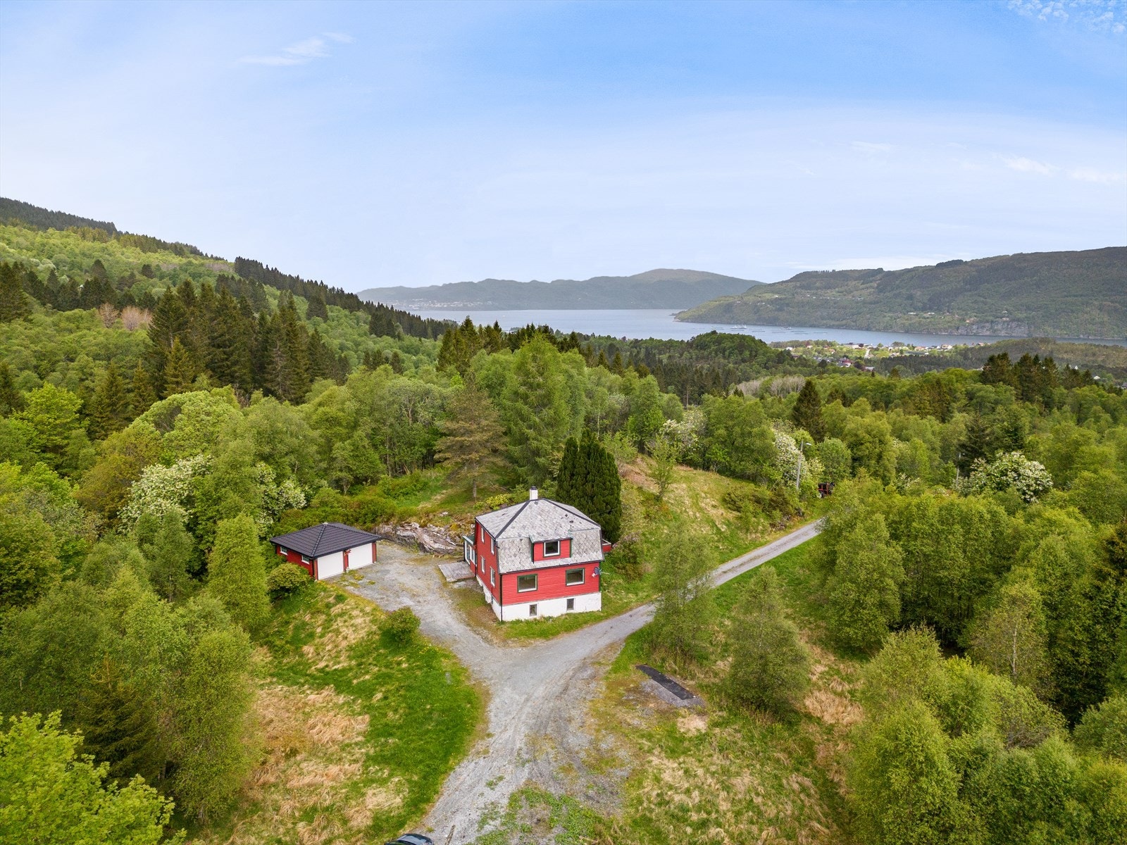 Enebolig (tidligere generasjonsbolig) med dobbel garasje og stor biloppstillingsplass Galleribilde