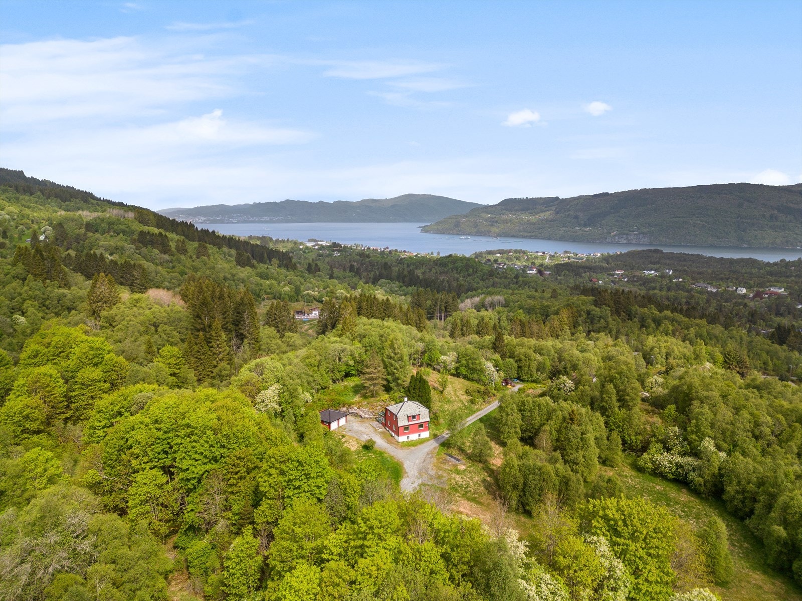 Sørfjorden, Osterøy og Alver/Lindås i bakkant Galleribilde