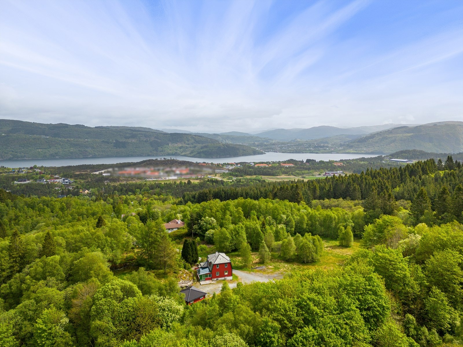 Valestrandsfossen på Osterøy i bakkant Galleribilde
