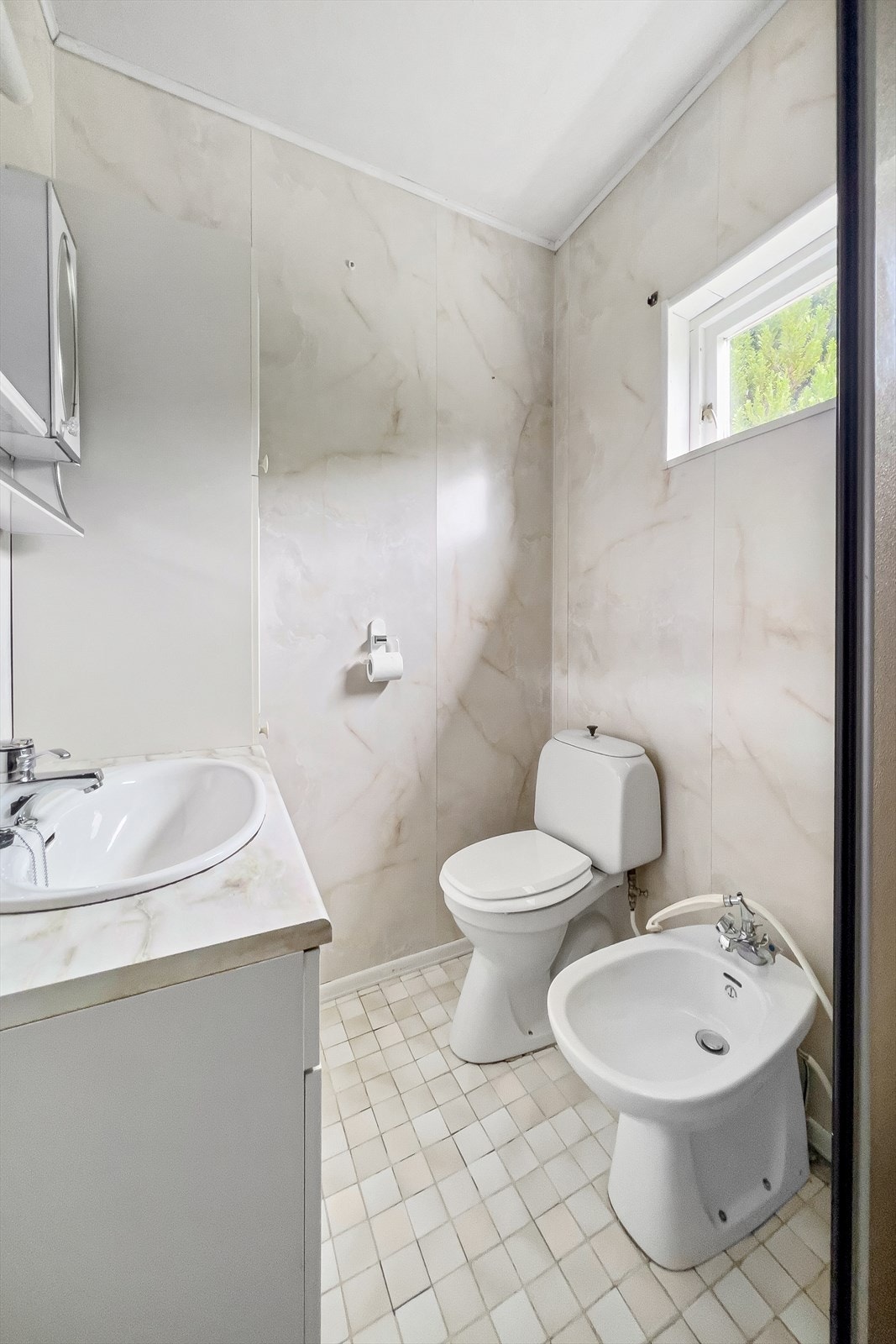 Badet har fliser på gulv og respatex-plater på vegger Galleribilde
