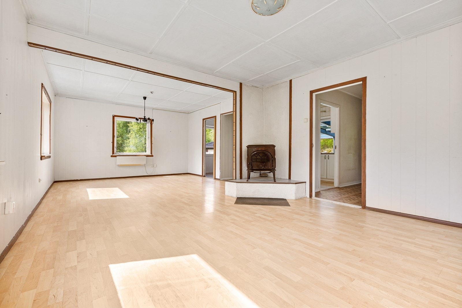 Stue med vedovn og varmepumpe Galleribilde