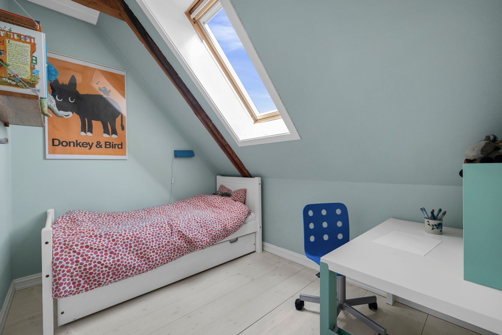 Ett av rommene i loftsetasjen er et innredet rom som benyttes som et fjerde soverom. Galleribilde