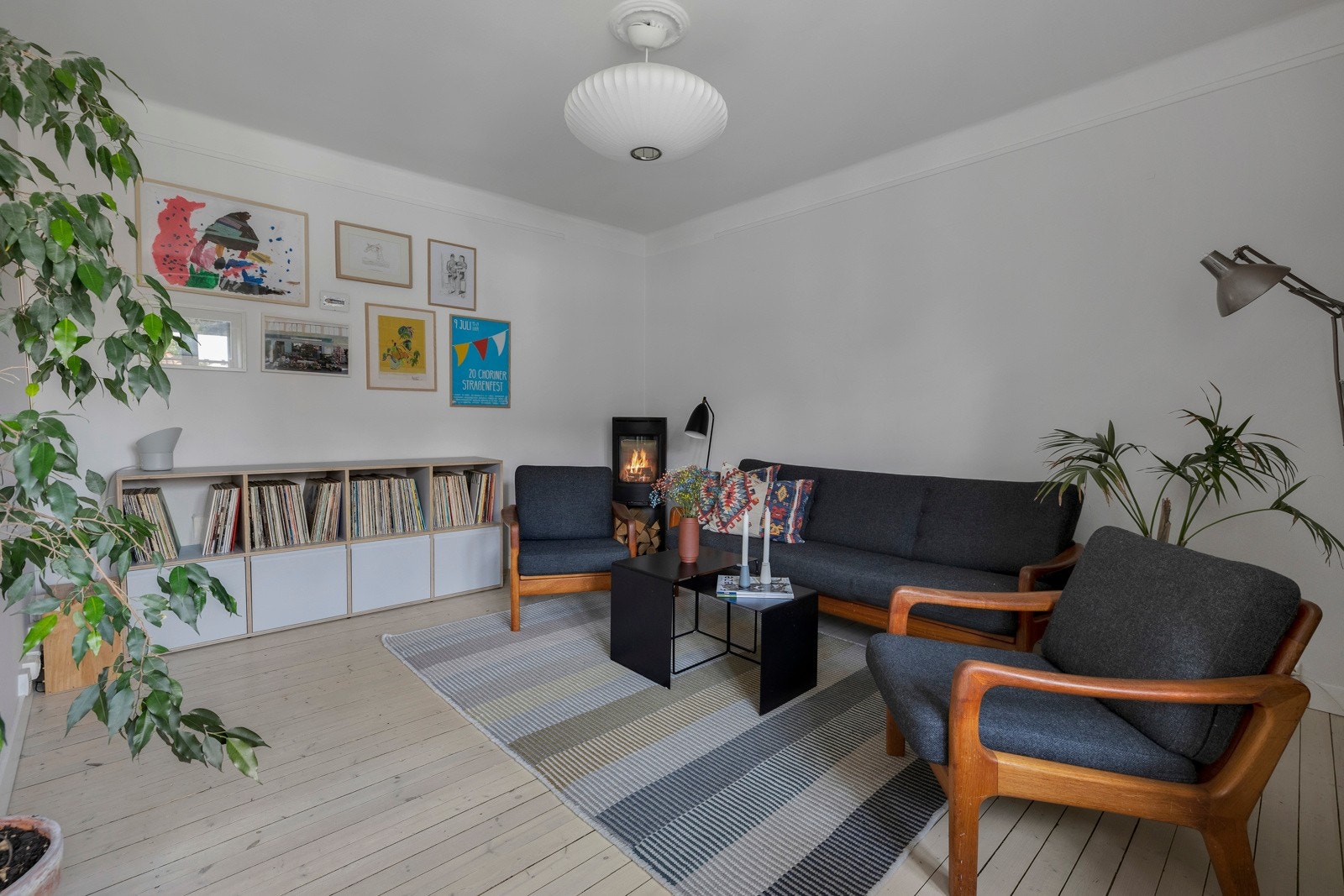 I stuen er gir en Jøtul peisovn god varme og ekstra hygge på kalde dager. Galleribilde