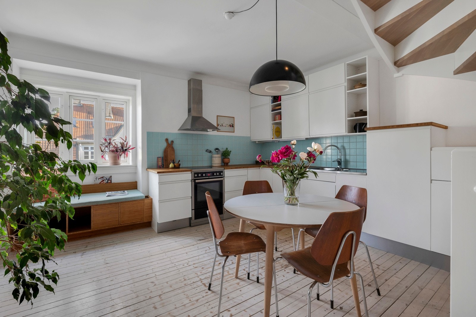 Kjøkkenet er romslig med spiseplass midt i rommet. Galleribilde