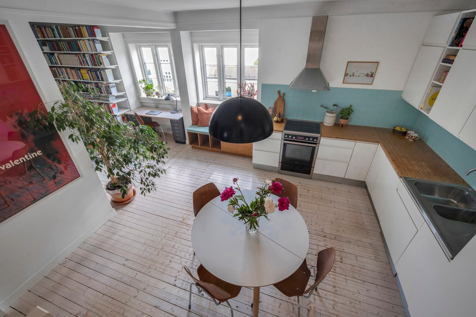 Takhøyden i stuen og kjøkkenet er ca. 2,61 meter. Galleribilde