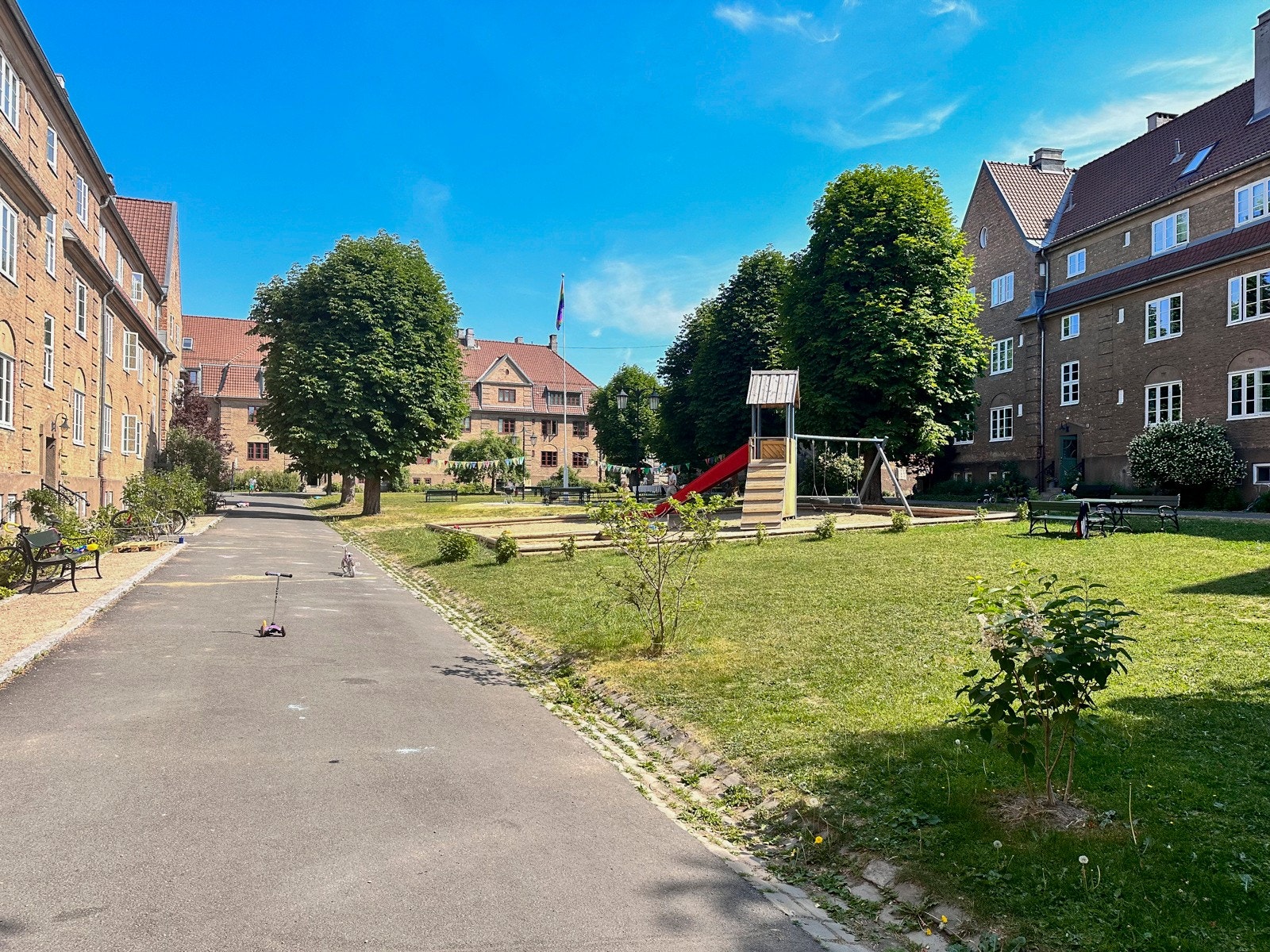 Det er lekeplass til glede for de minste, felles sittebenker for beboerne og sykkelparkeringer. Galleribilde