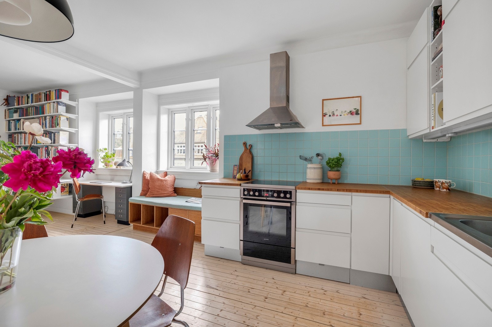 Kjøkkeninnredningen er fra HTH og var ny i 2014. Det er håndtaksfrie fronter og benkeplater i bambus. Galleribilde