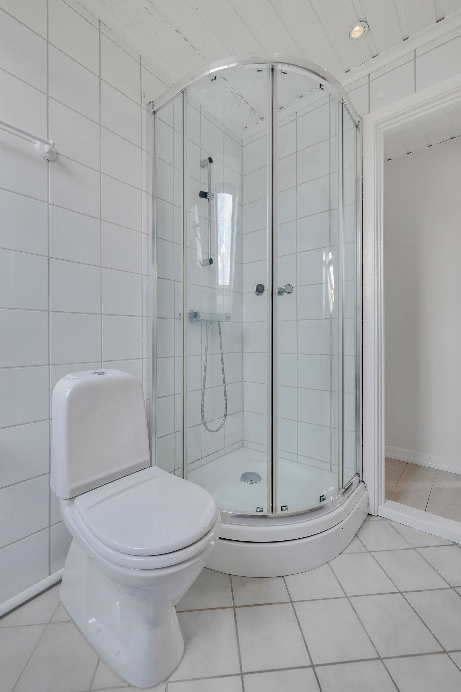 Dusjhjørnet har sokkel og dører i glass. Galleribilde