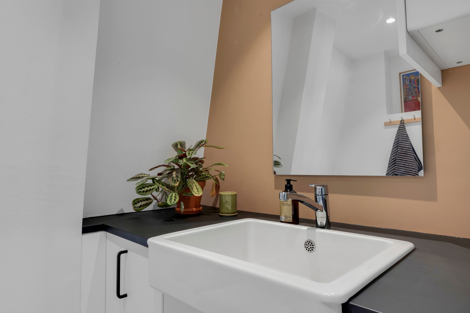 Med benkeskap og overskap er det lett å holde orden. Galleribilde