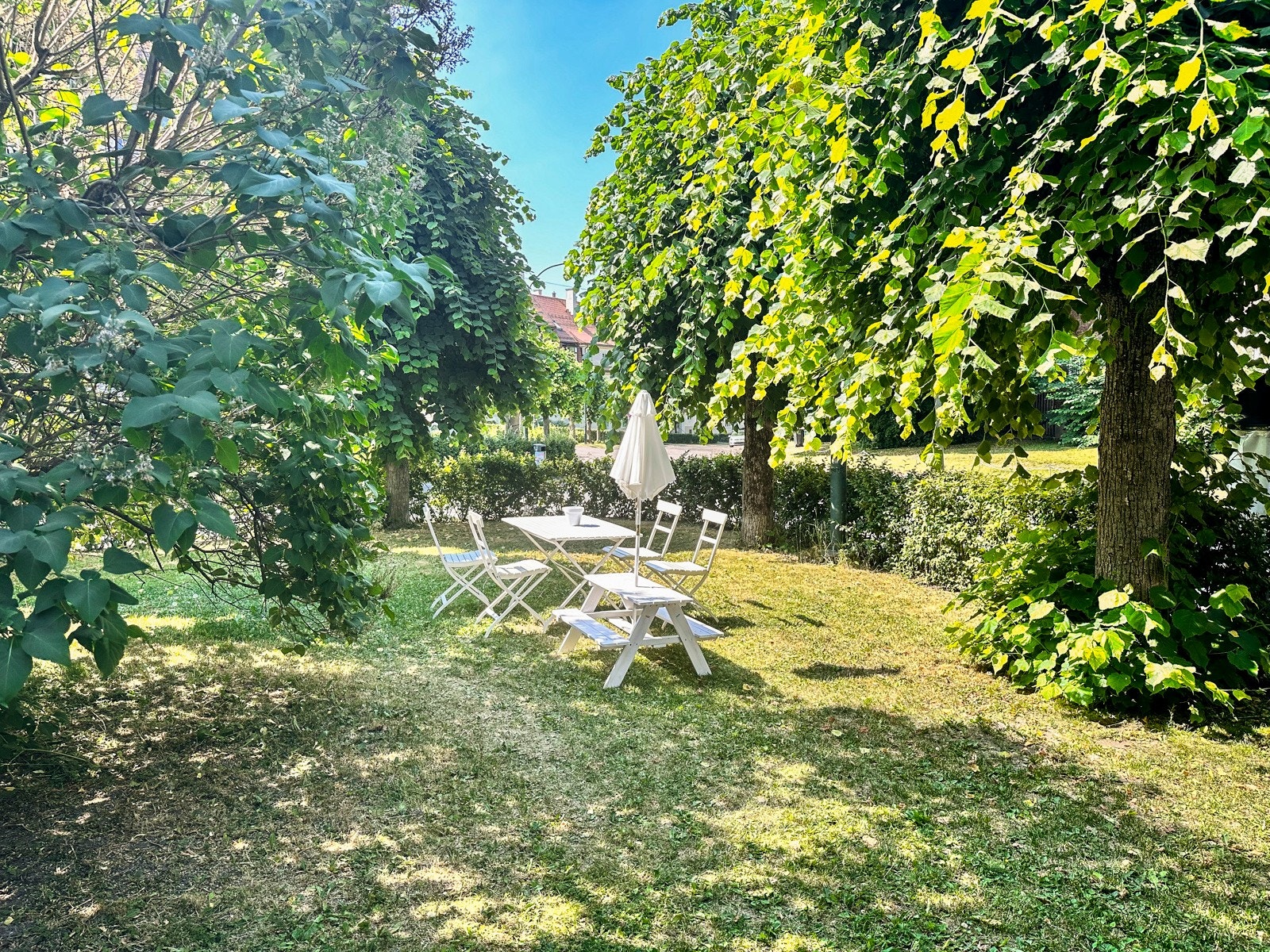 Utemiljøet er trivelig og legger til rette for sosial hygge blant beboerne. Galleribilde