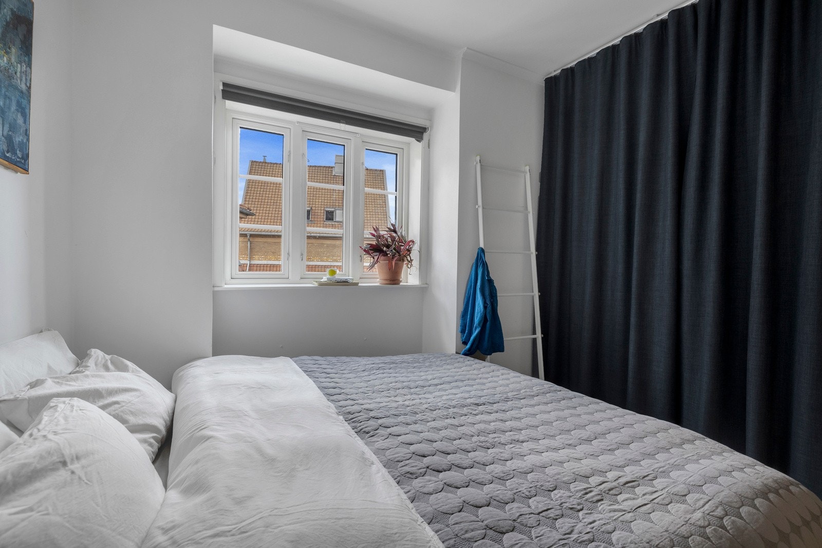 Langs den ene veggen er det garderobeløsning bak et forheng. Galleribilde