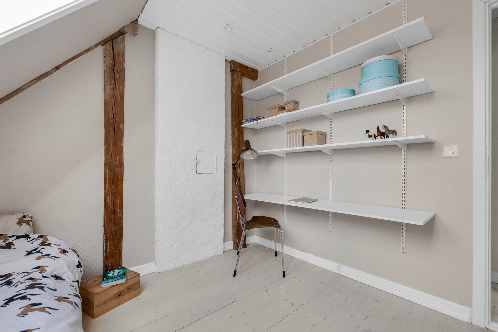 Her er det vegghengte skinner med hyller, lik som i stuen. Galleribilde