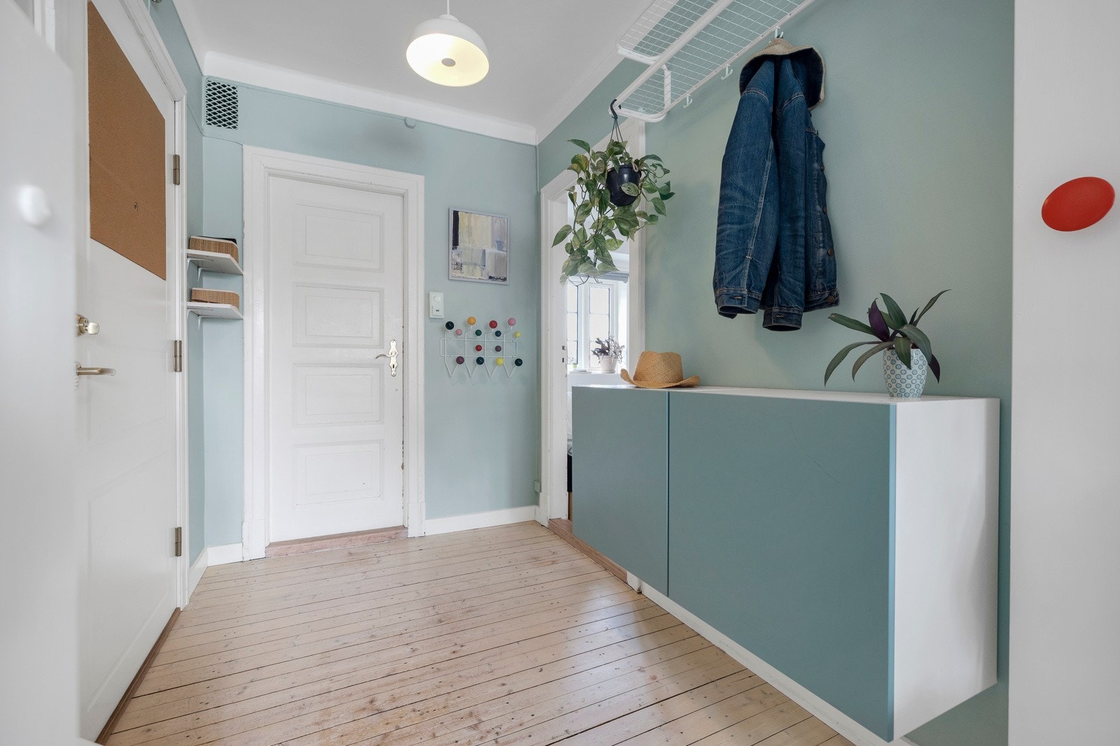 Entreen gir en lys, trivelig velkomst. Vegghengte skap og hattehylle frigjør gulvplass. Galleribilde
