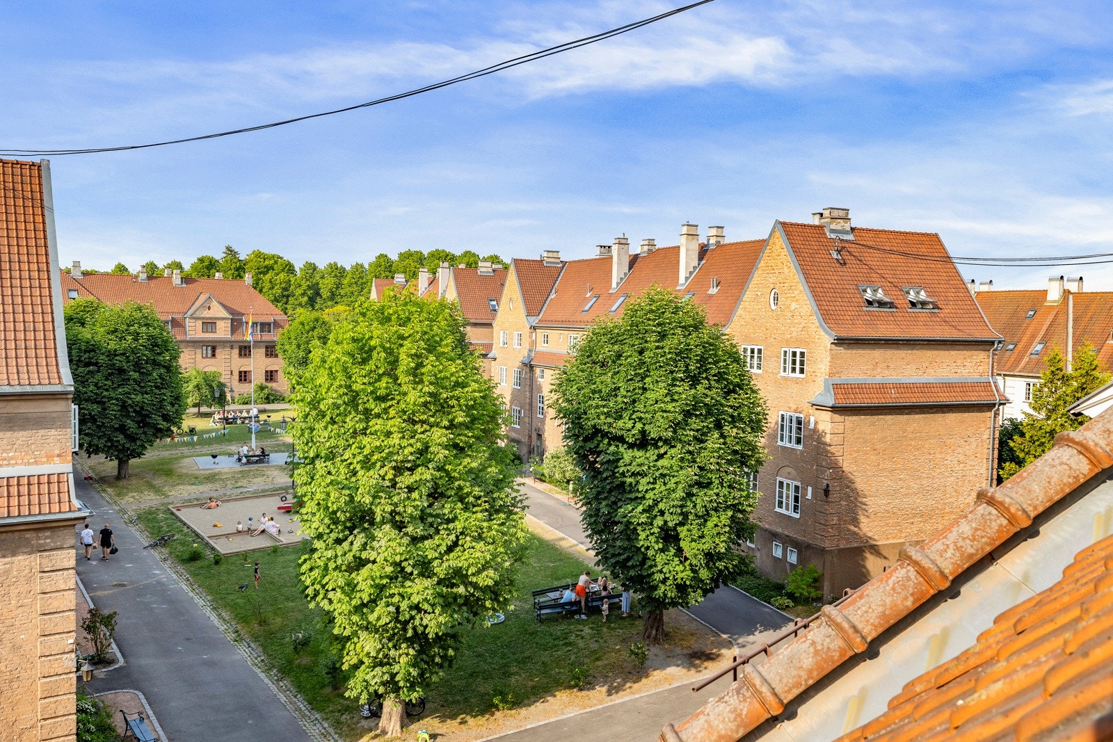 Området er sentralt og har en særpreget bebyggelse i engelsk stil. Galleribilde