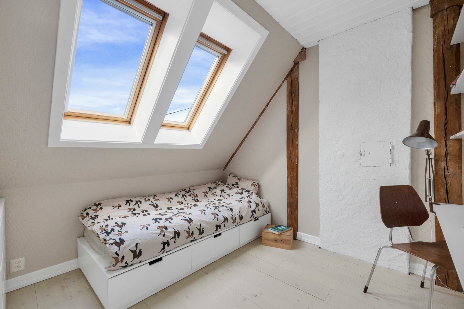 Soverommene får maksimal gulvflate ved å plassere sengen under skråtaket. Galleribilde