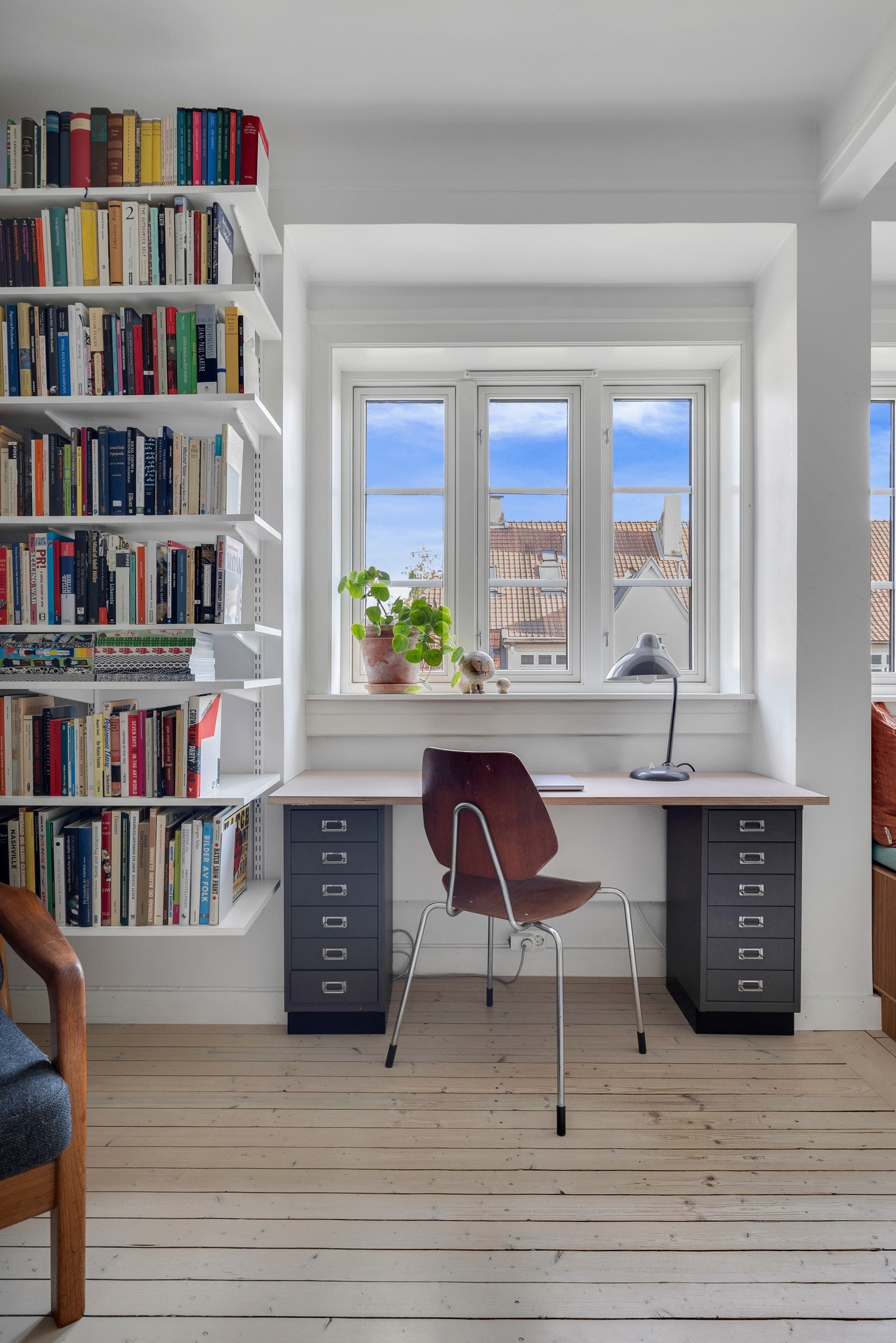 Det er veggmonterte skinner med hyller på vegg. Galleribilde