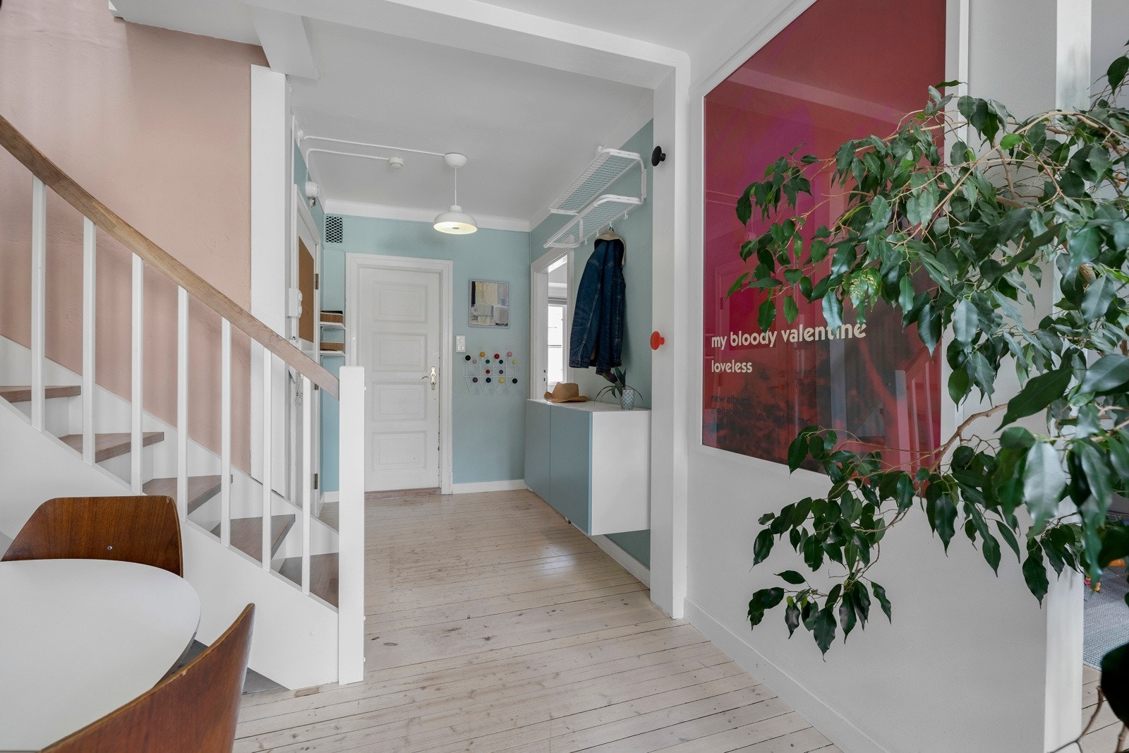 Entreen er åpen og funksjonell. Ved inngangsdøren er det dørcalling. Galleribilde