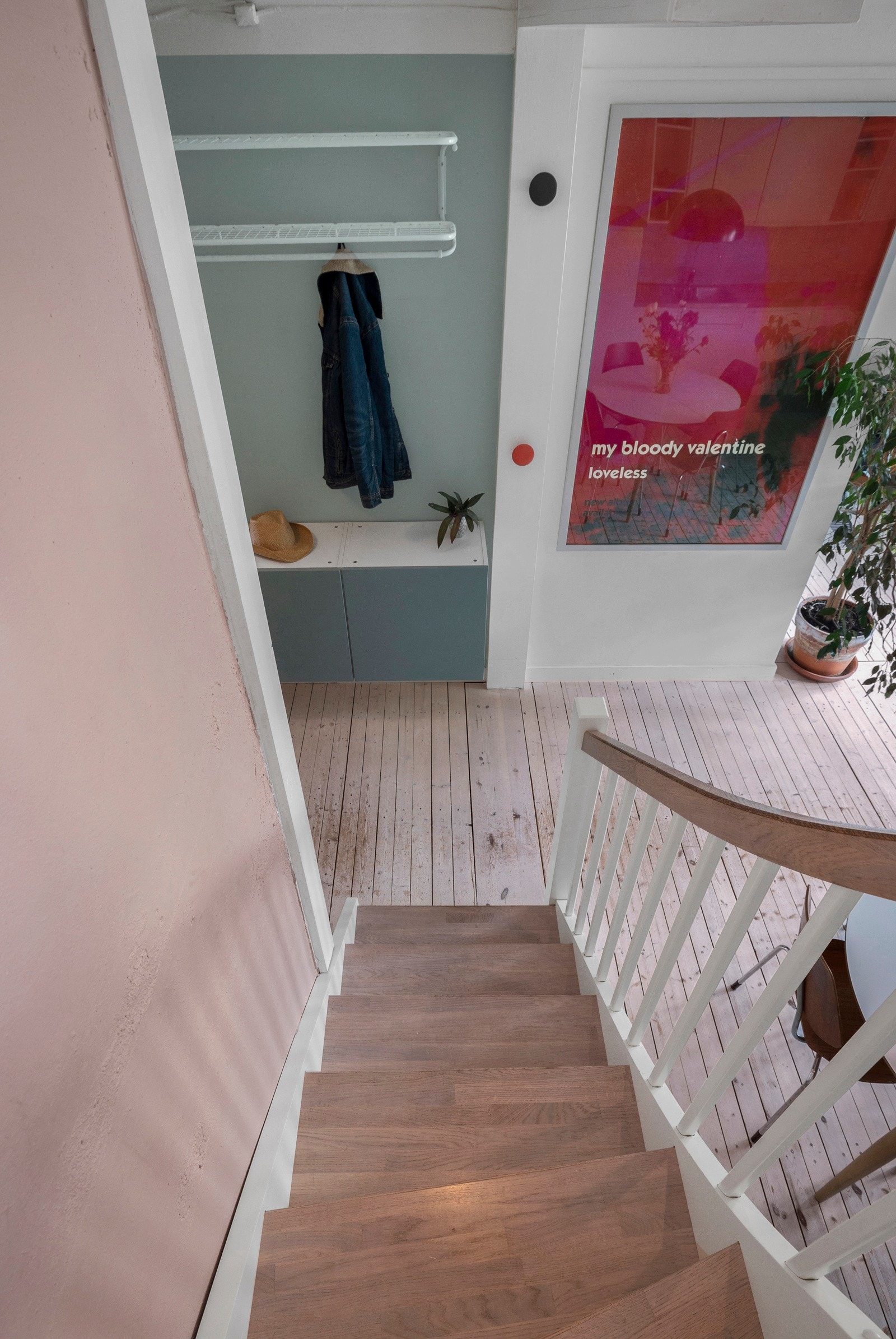 Trappen mellom etasjene har eiketrinn. Galleribilde