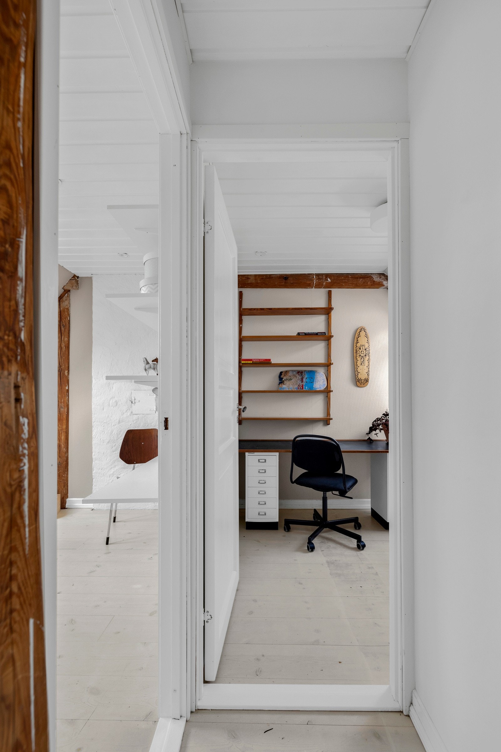 Enkelte rom har glatte, malte vegger, mens andre har malt glassfiberstrie. Galleribilde