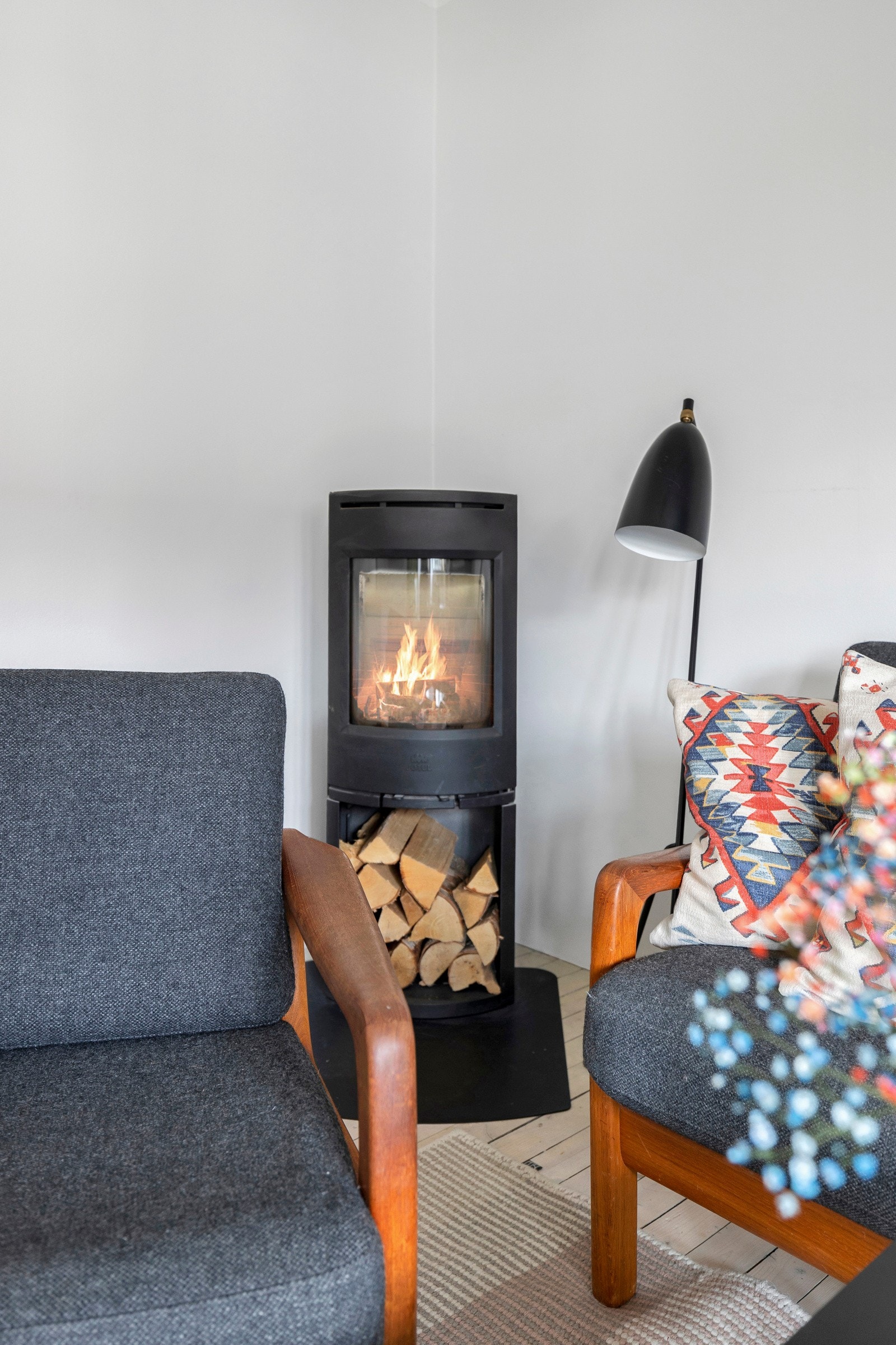 Leiligheten har Jøtul peisovn i stuen, og ellers elektrisk oppvarming med panelovner og varmekabler. Galleribilde