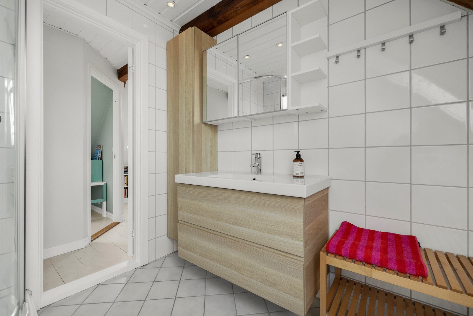 Leiligheten har et flislagt bad med varmekabler i loftsetasjen. Galleribilde