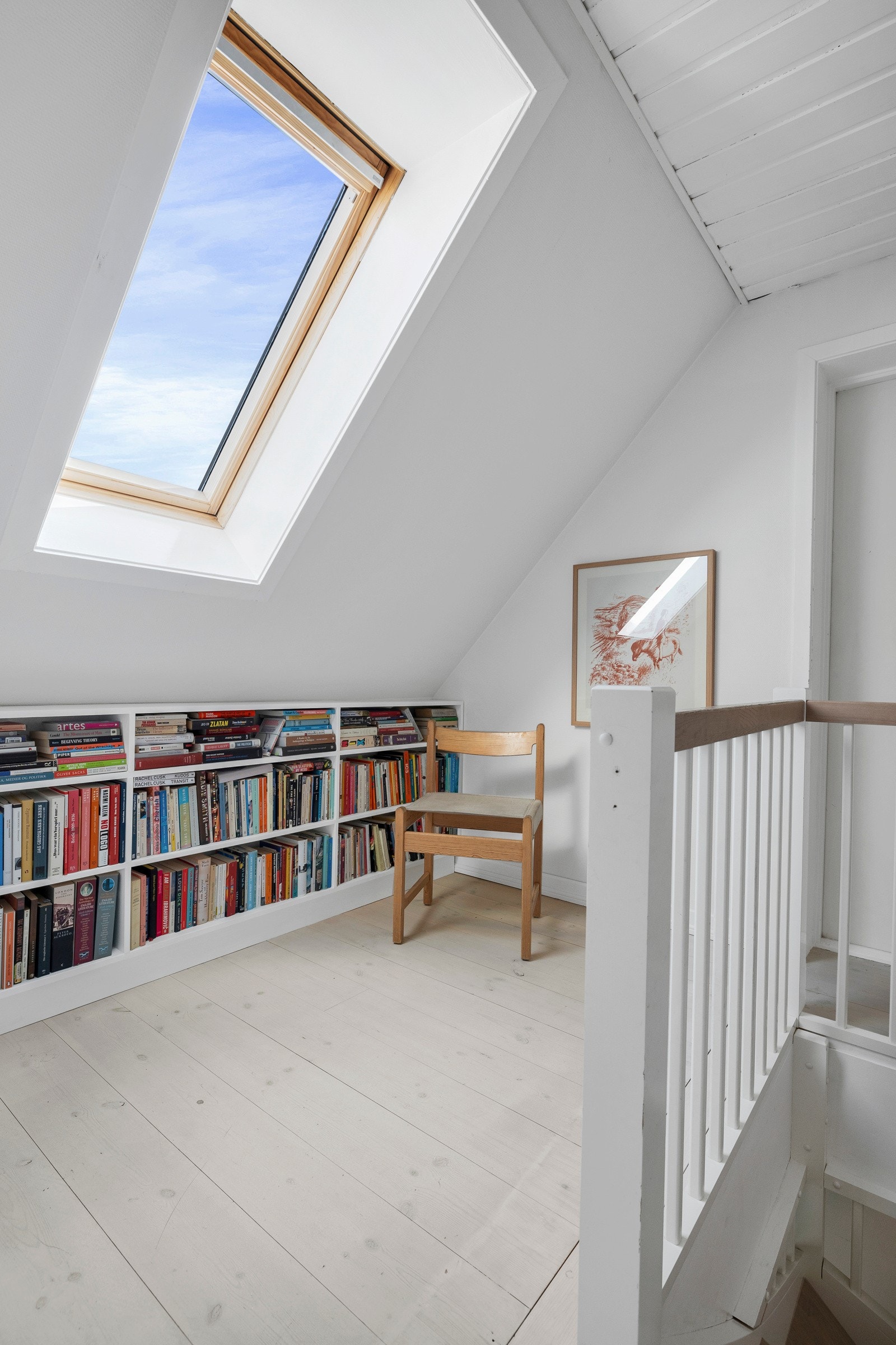 I andre etasje er det et lyst, hyggelig trapperom med plassbygd bokhyller. Galleribilde