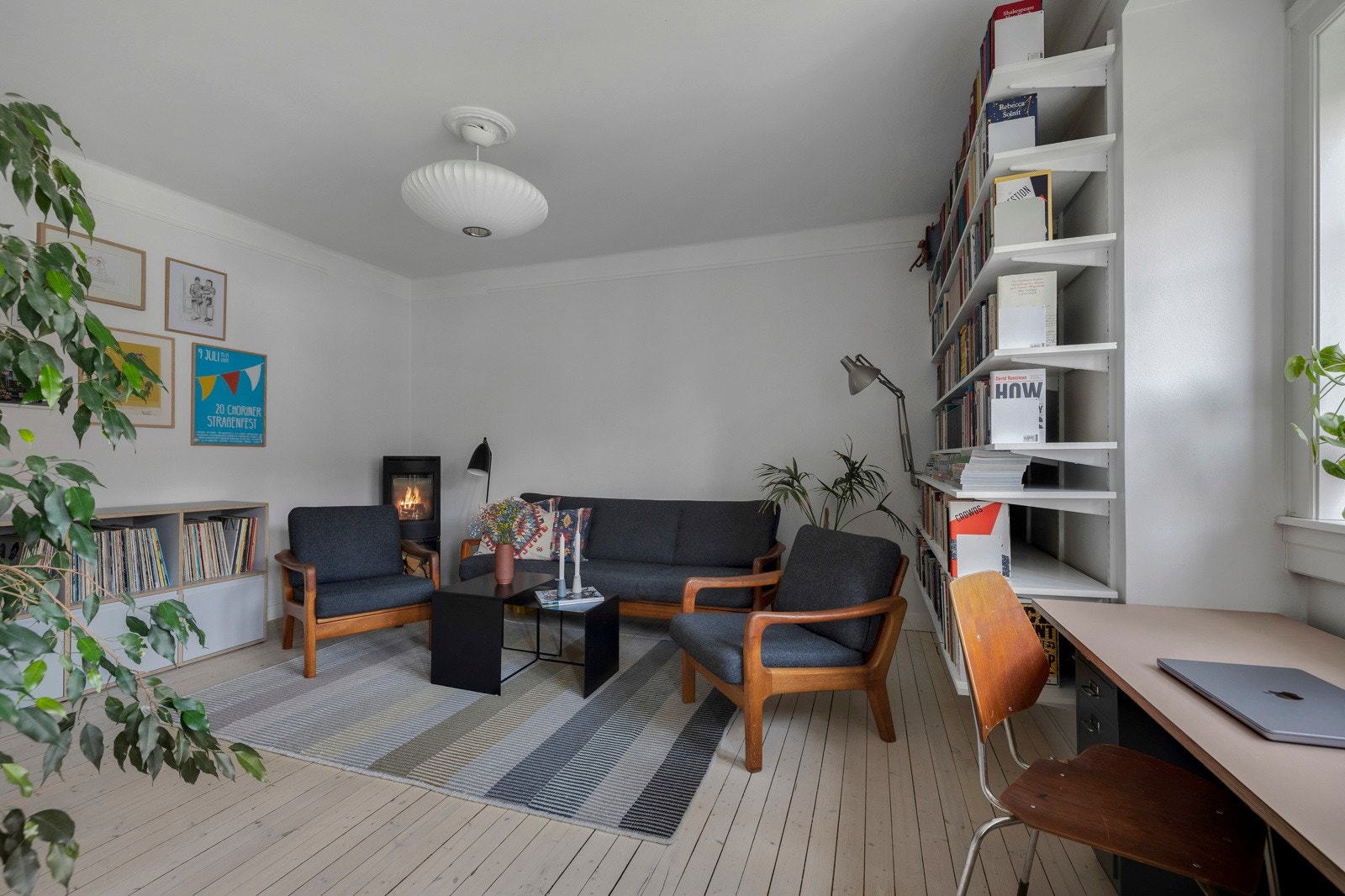 Leiligheten har en fin kombinasjon av originale detaljer fra 1921 og moderne overflater. Galleribilde