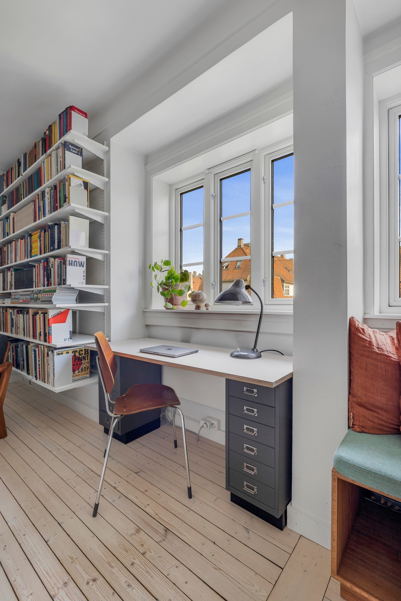 I begge etasjer har leiligheten vinduer mot to retninger. Galleribilde