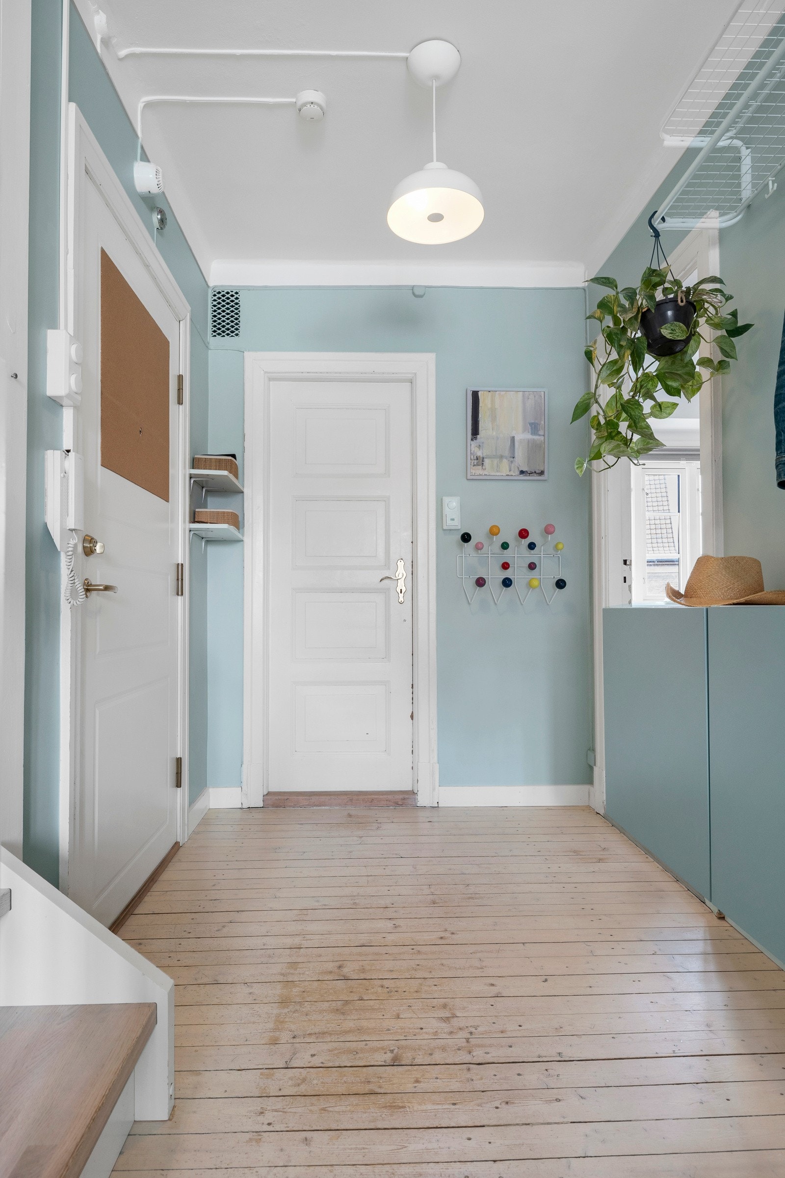 Lei har heltre, originalt tregulv i tredje etasje og nyere tregulv i loftsetasjen. Galleribilde