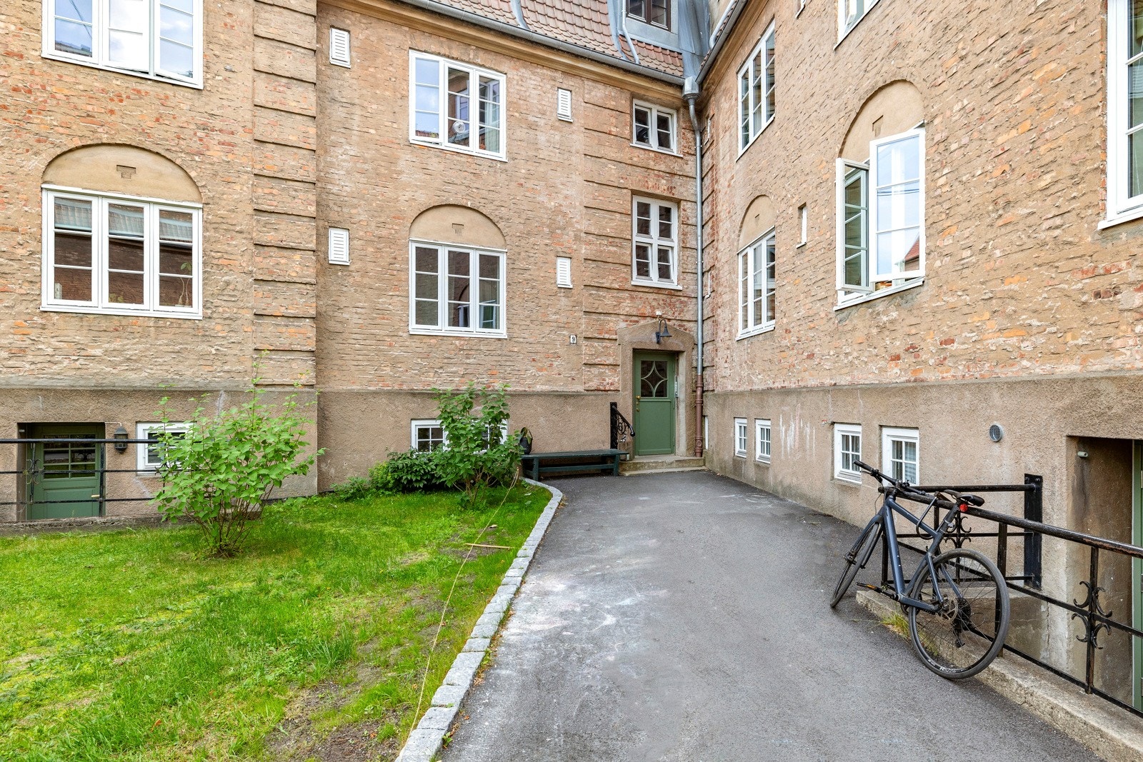 Det er inngang fra indre gårdsrom til felles trapperom. Leiligheten har inngangsdør i tredje etasje. Galleribilde