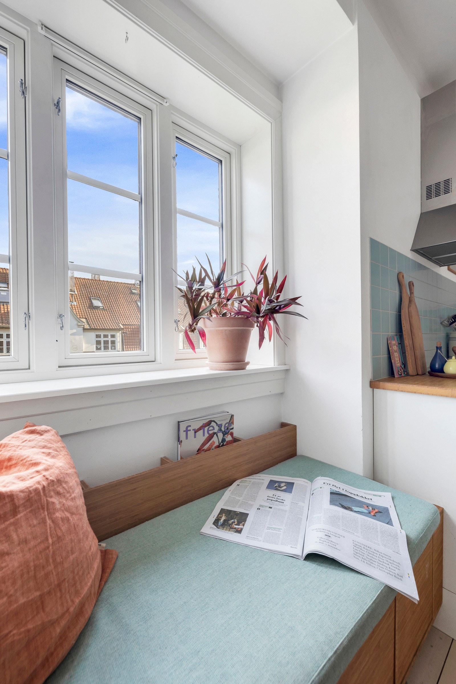 Under vinduene i kjøkkenet er det en plassbygget sofa med oppbevaringsplass. Galleribilde