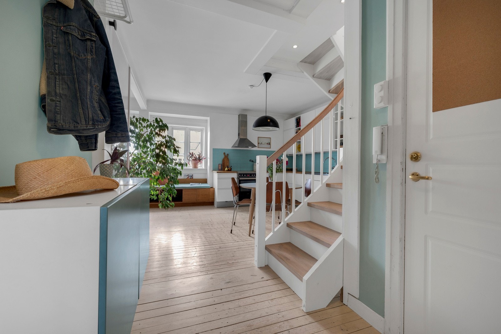 Velkommen inn til en lys, funksjonell og moderne leilighet med sjarm. Galleribilde