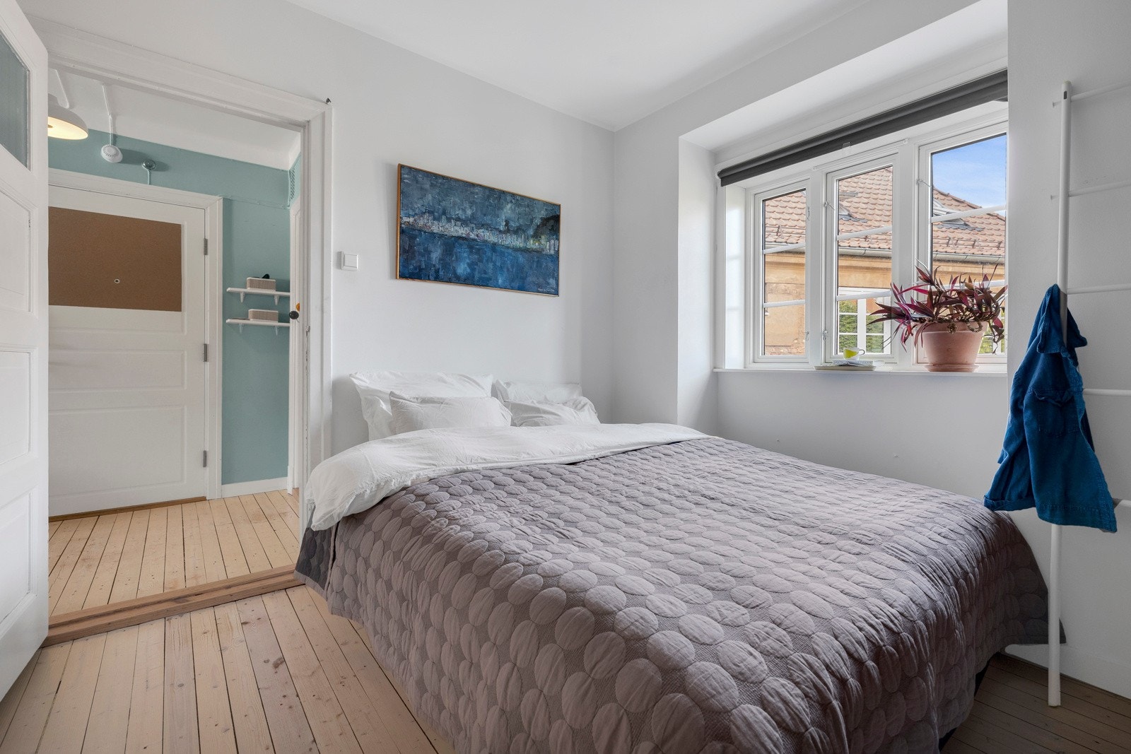 Leiligheten har tre soverom og et innredet rom. Hovedsoverommet ligger like innenfor entreen. Galleribilde