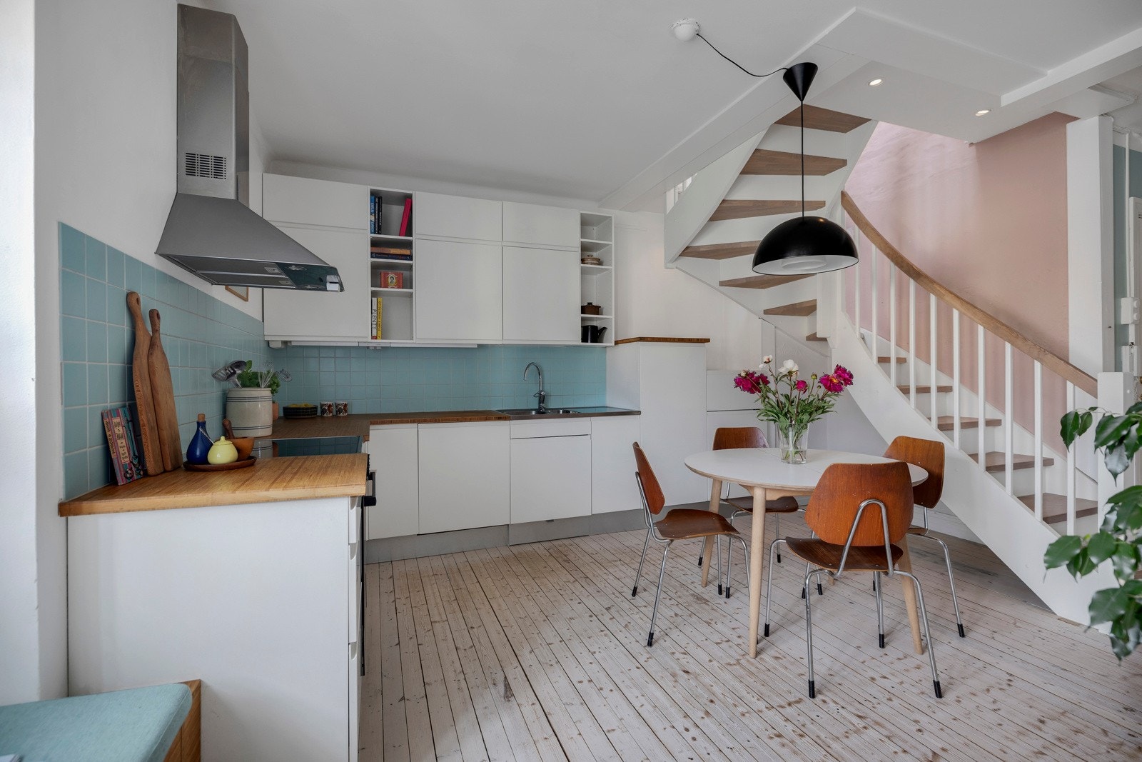 Trappen opp til loftsetasjen er hvitmalt og har eiketrinn. Galleribilde