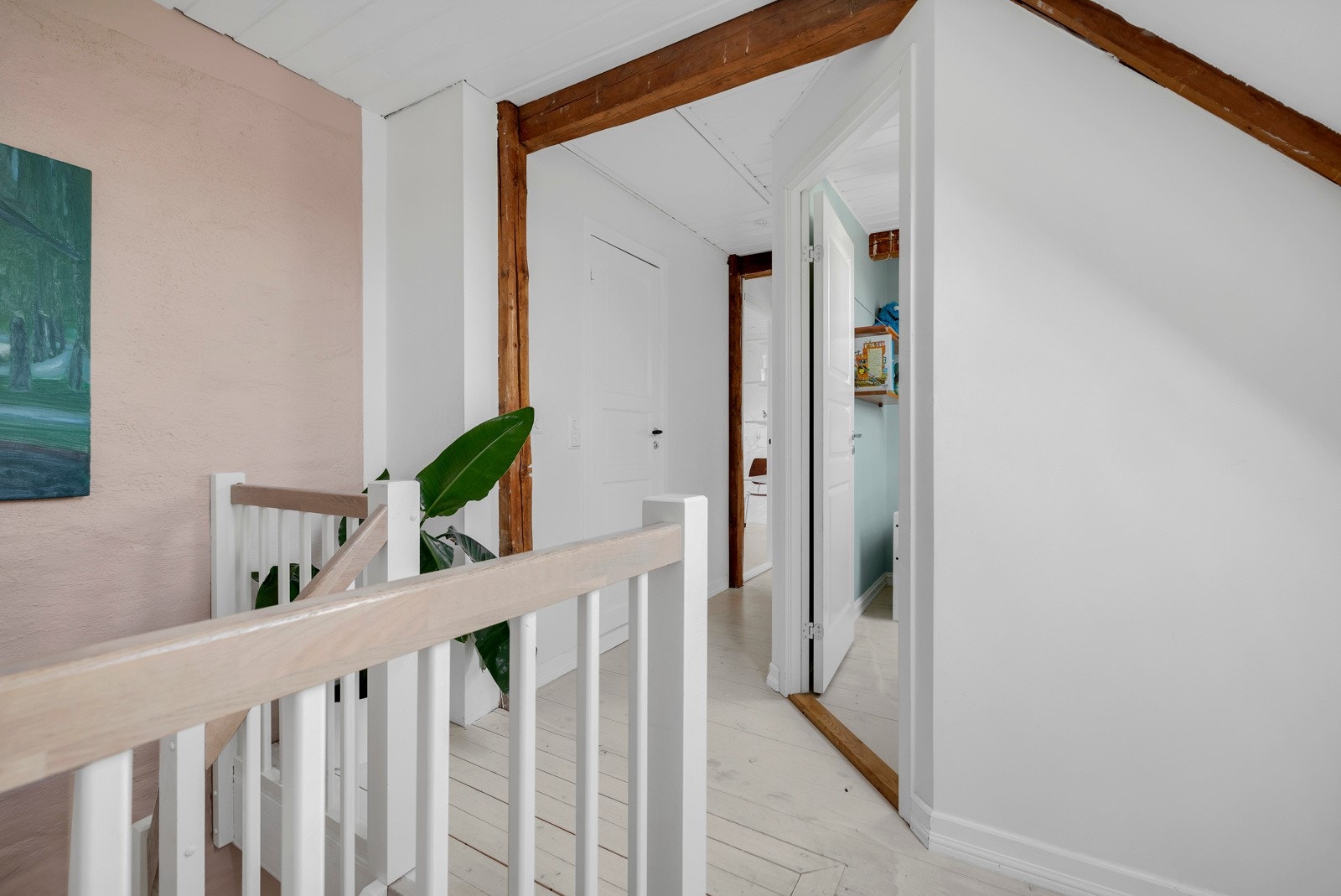 Fra loftsetasjen er det adkomst til lavt lagringsloft via luke. Leiligheten disponerer også en stor kjellerbod. Galleribilde