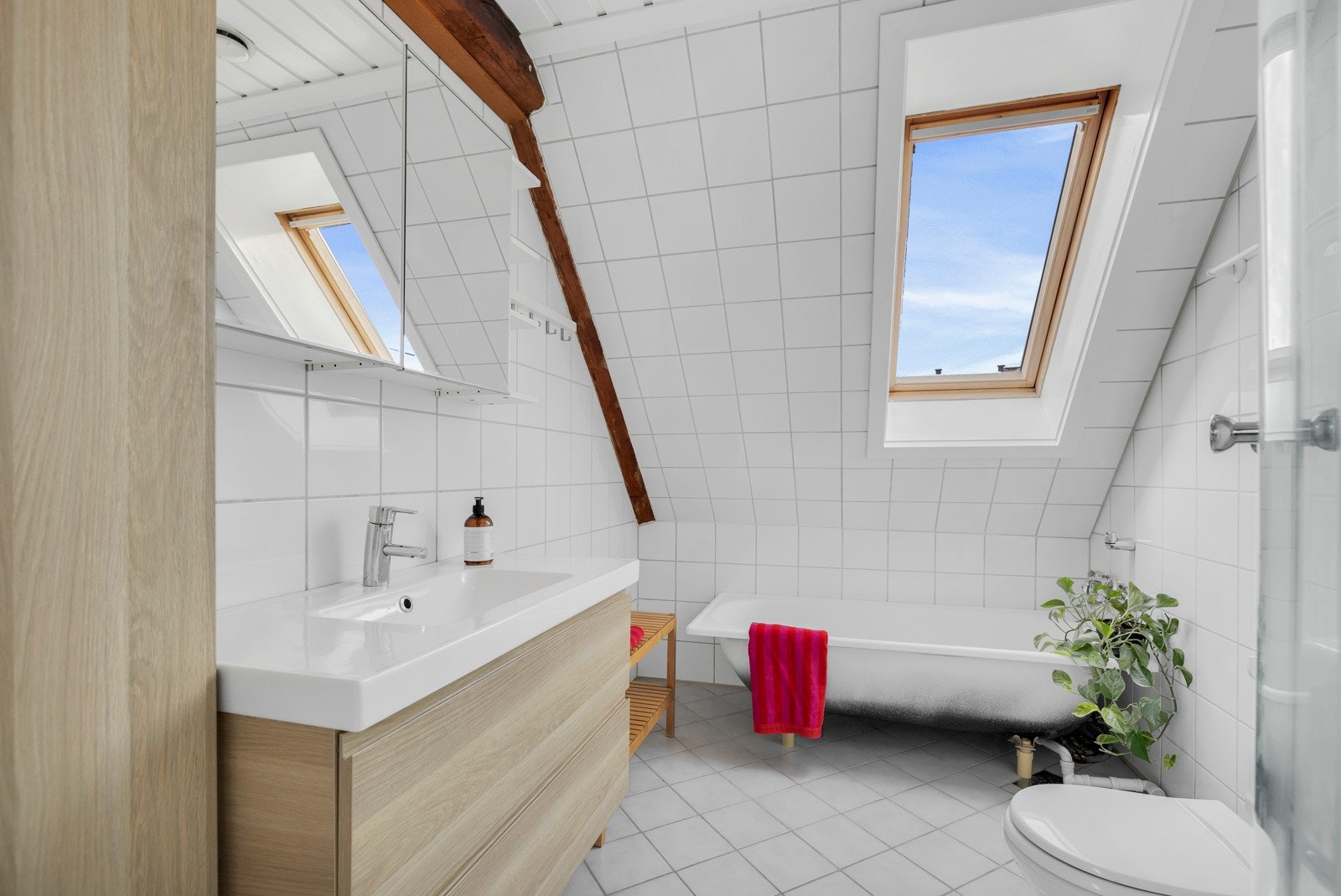 Badet er utstyrt med både badekar, vegghengt toalett, dusjhjørne og baderomsinnredning med god skapplass. Galleribilde