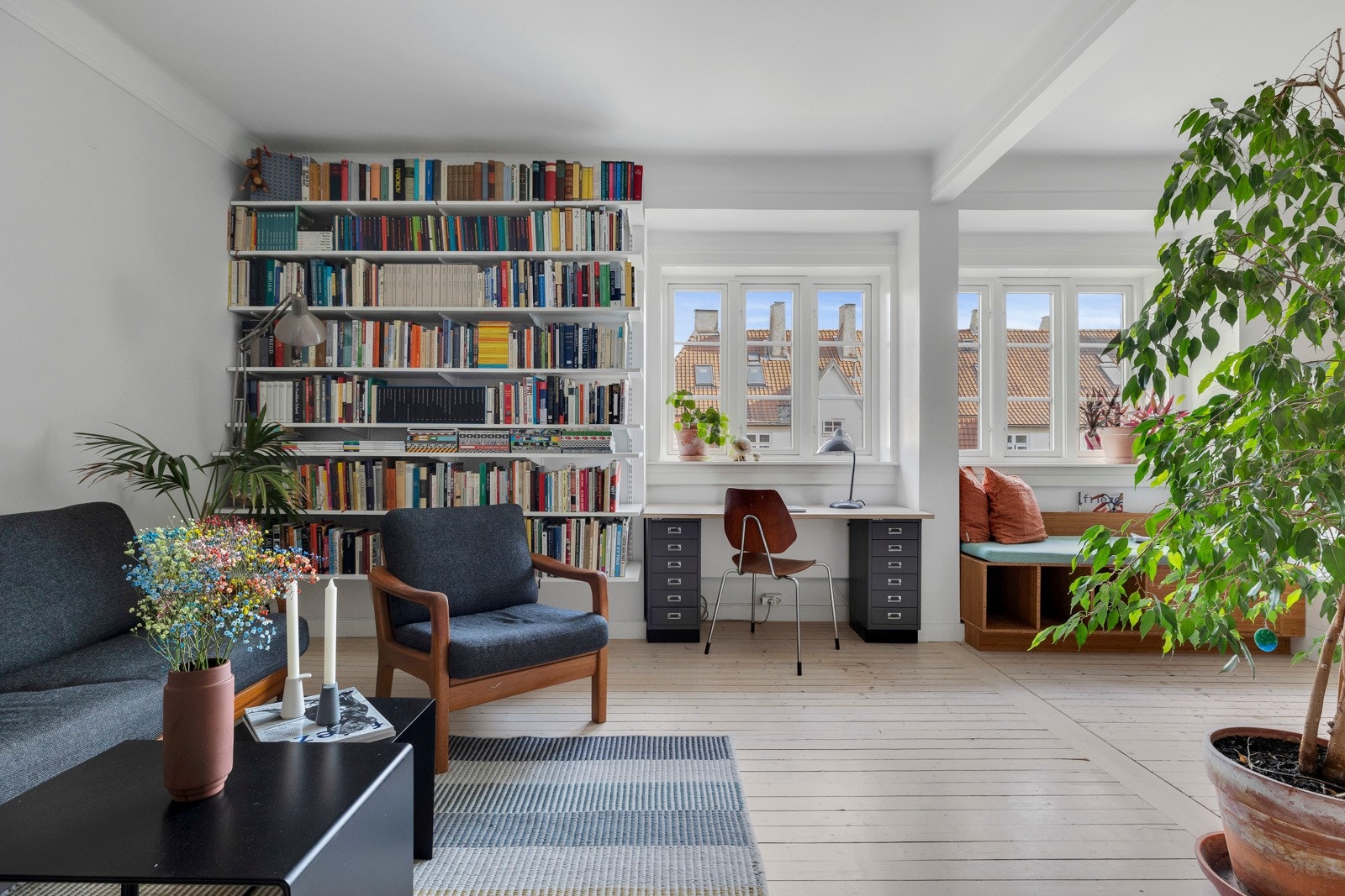 Foran vinduet i stuen er det en fin kontorplass eller et utmerket sted for en godstol. Galleribilde